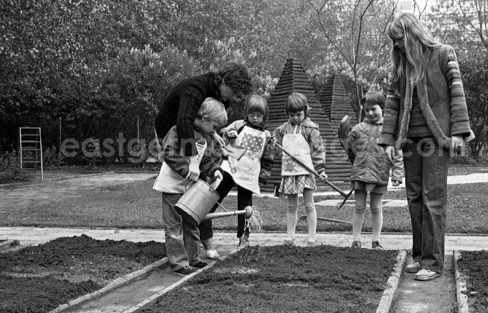 GDR photo archive: Berlin - Games and fun with toddlers in kindergarten with instructions for gardening in the school garden in Berlin Eastberlin, the former capital of the GDR, German Democratic Republic