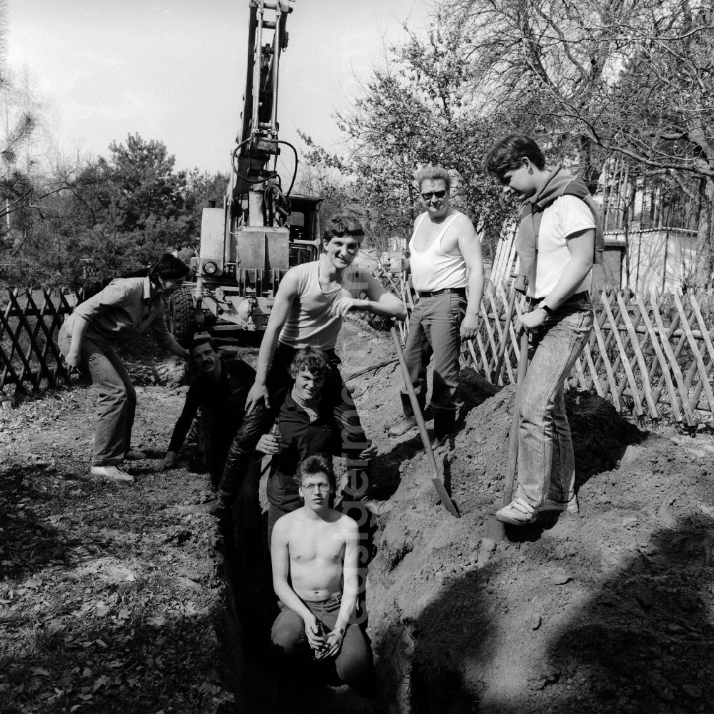 GDR photo archive: Teupitz - Garden owners and residents dig a cable trench together in Teupitz in the federal state of Brandenburg on the territory of the former GDR, German Democratic Republic