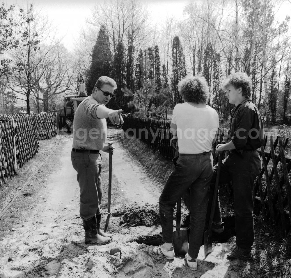 GDR image archive: Teupitz - Garden owners and residents dig a cable trench together in Teupitz in the federal state of Brandenburg on the territory of the former GDR, German Democratic Republic