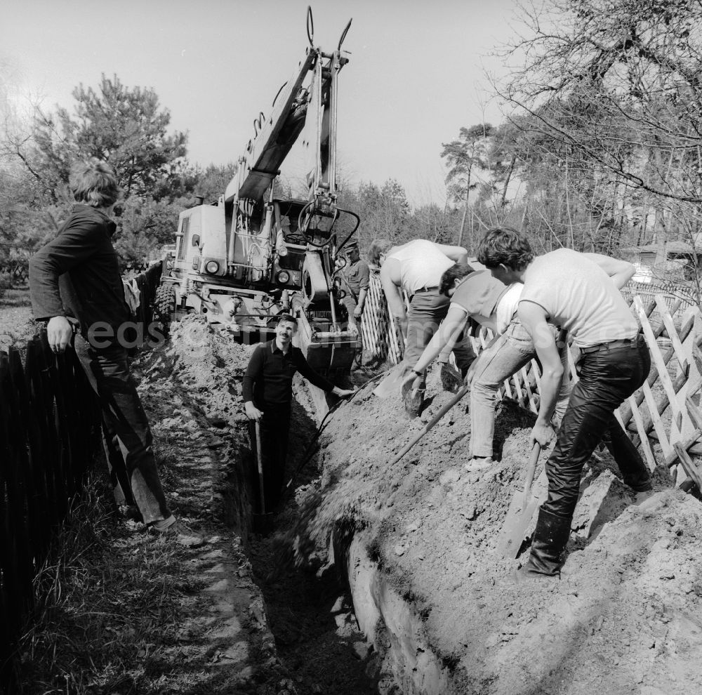 GDR picture archive: Teupitz - Garden owners and residents dig a cable trench together in Teupitz in the federal state of Brandenburg on the territory of the former GDR, German Democratic Republic