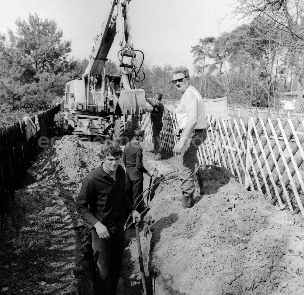 GDR image archive: Teupitz - Garden owners and residents dig a cable trench together in Teupitz in the federal state of Brandenburg on the territory of the former GDR, German Democratic Republic