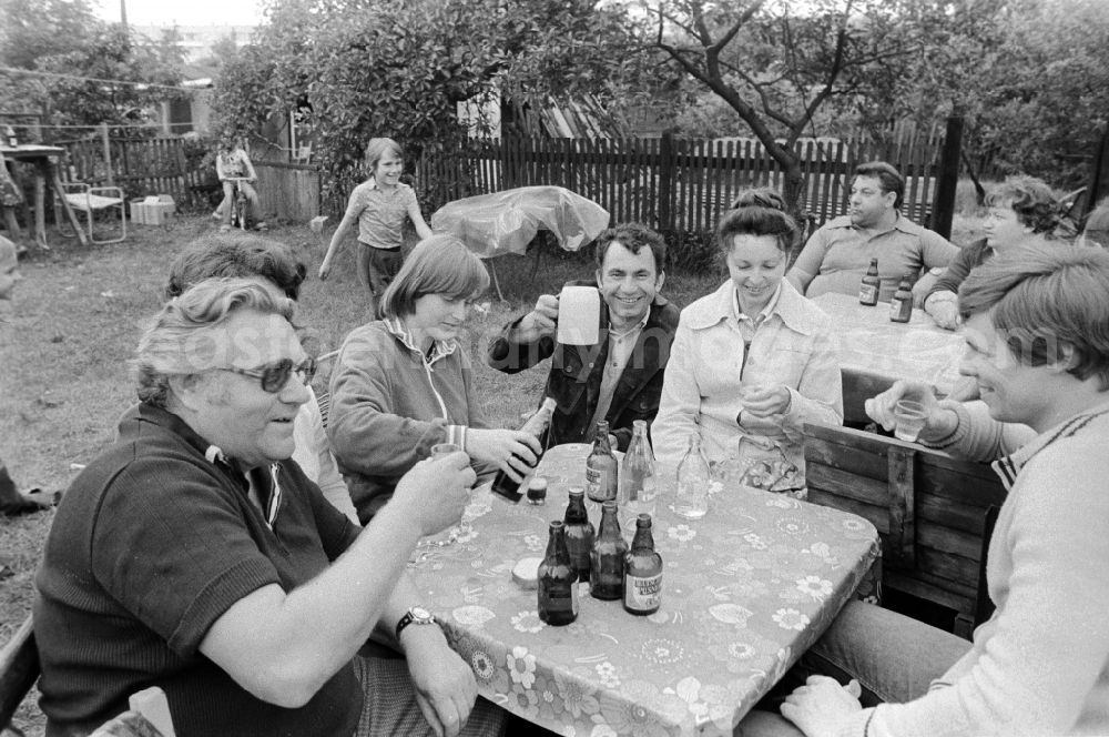 GDR picture archive: Berlin - Garden party in an allotment garden settlement in Berlin, the former capital of the GDR, German Democratic Republic
