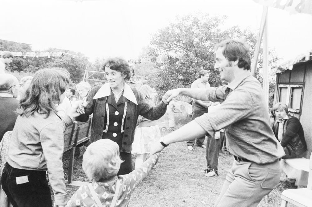 GDR picture archive: Berlin - Garden party in an allotment garden settlement in Berlin, the former capital of the GDR, German Democratic Republic