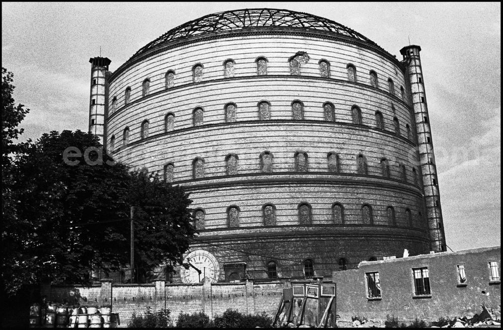 Berlin: Facade of the gasometer storage structure of the Dimitroffstrasse gasworks (today Danziger Strasse) - Greifswalder Strasse - Lilli-Henoch-Strasse on the site of todays Ernst-Thaelmann-Park residential and park complex in the Prenzlauer Berg district of Berlin East Berlin in the area of the former GDR, German Democratic Republic