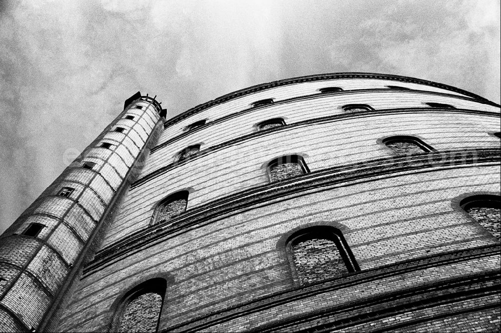 GDR photo archive: Berlin - Facade of the gasometer storage structure of the Dimitroffstrasse gasworks (today Danziger Strasse) - Greifswalder Strasse - Lilli-Henoch-Strasse on the site of todays Ernst-Thaelmann-Park residential and park complex in the Prenzlauer Berg district of Berlin East Berlin in the area of the former GDR, German Democratic Republic