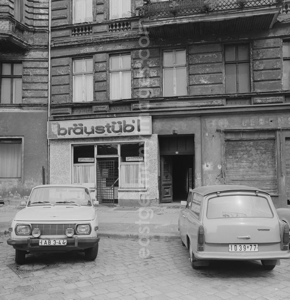 GDR image archive: Berlin - Restaurant braeustueb'l Radtke in Berlin-Friedrichshain. Previously, 2 parking cars Trabant and Wartburg type combination