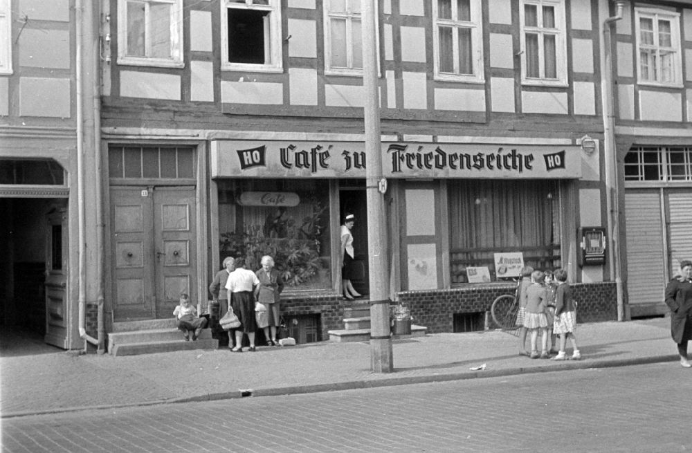 Kyritz: Restaurant and tavern Cafe zur Friedenseiche on place Platz der Einheit in Kyritz, Brandenburg on the territory of the former GDR, German Democratic Republic