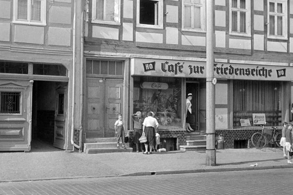 GDR image archive: Kyritz - Restaurant and tavern Cafe zur Friedenseiche on place Platz der Einheit in Kyritz, Brandenburg on the territory of the former GDR, German Democratic Republic