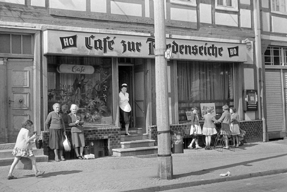 GDR photo archive: Kyritz - Restaurant and tavern Cafe zur Friedenseiche on place Platz der Einheit in Kyritz, Brandenburg on the territory of the former GDR, German Democratic Republic
