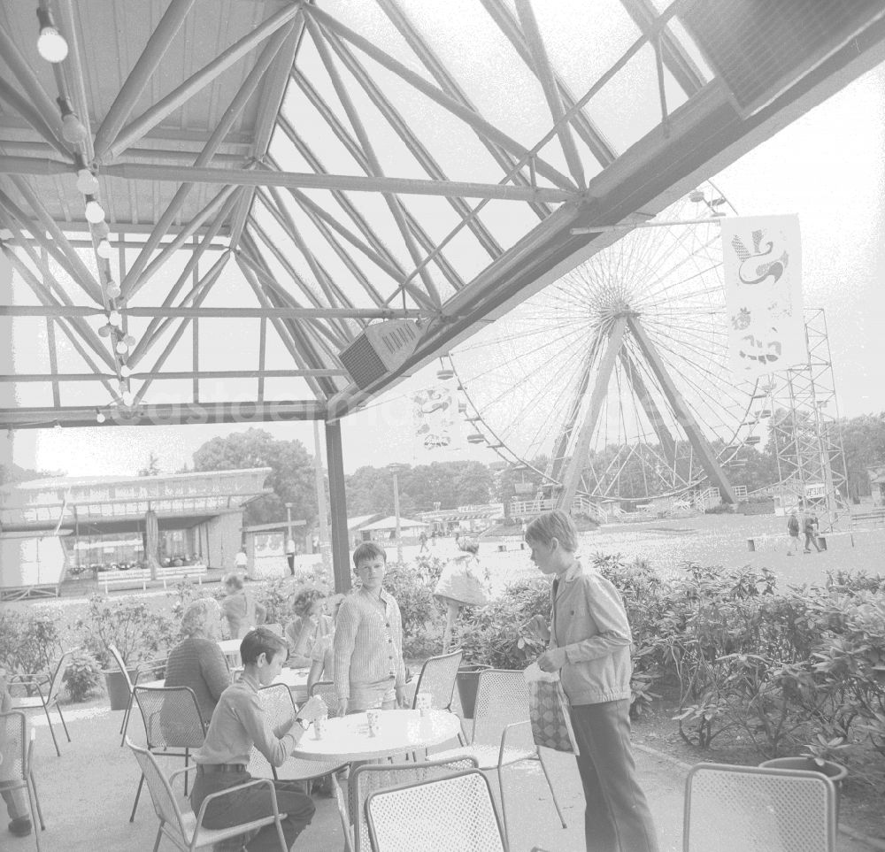 GDR picture archive: Berlin - Restaurant in the cultural park Plaenterwald in Berlin, the former capital of the GDR, German democratic republic