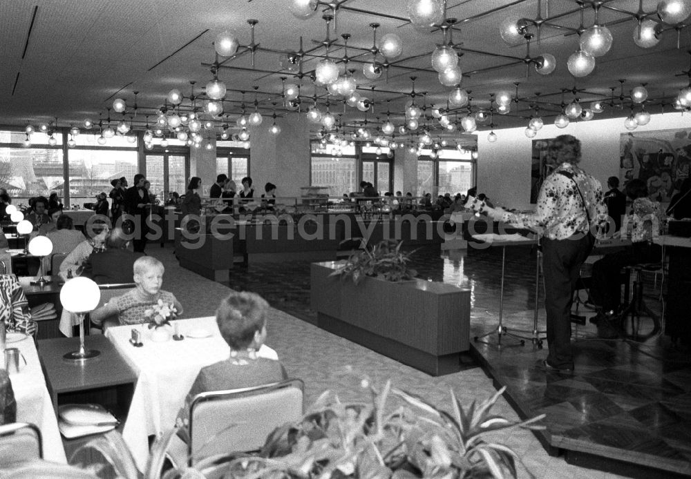 GDR image archive: Berlin - Young guests in the restaurant and pub in the Palace of the Republic in Berlin East Berlin on the territory of the former GDR, German Democratic Republic