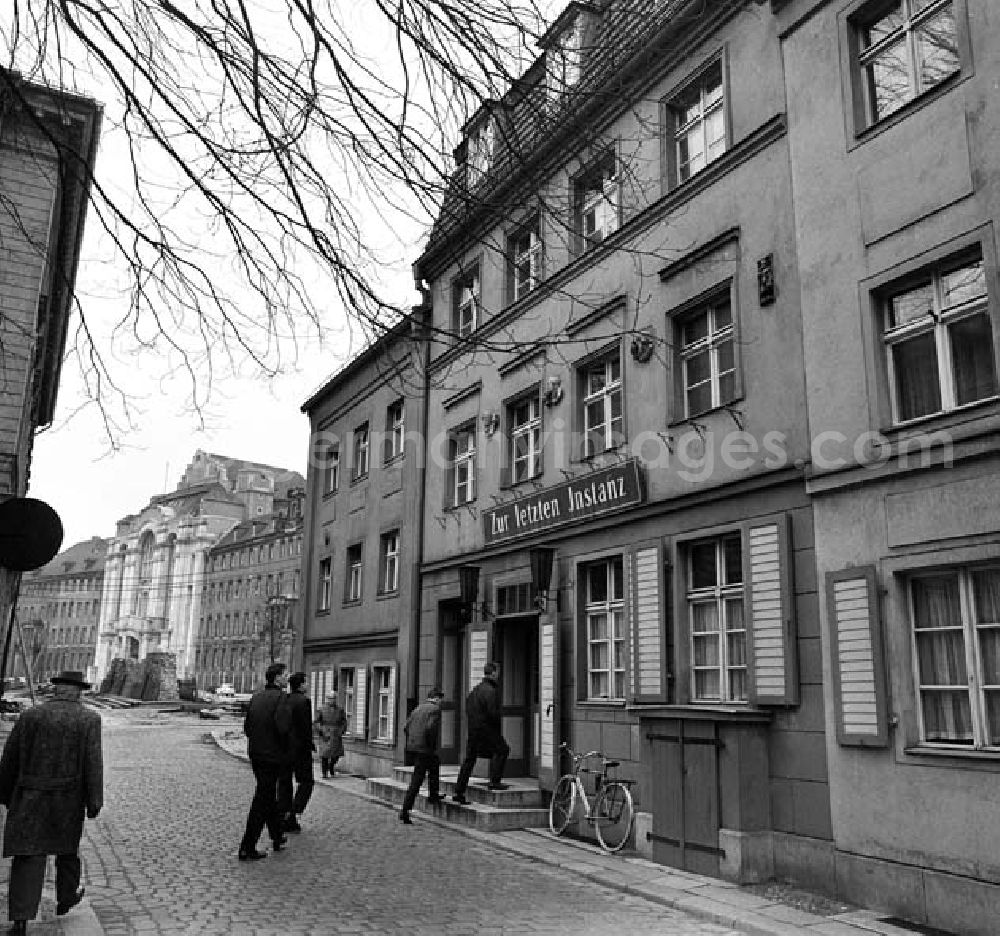 GDR picture archive: Berlin - Männer gehen in die Gaststätte Zur letzten Instanz im historischen Nikolaiviertel. Kontakt: Waisenstr. 14-16, 10179 Berlin, Tel: +49 (0)30 242 5528, Fax +49 (0)3