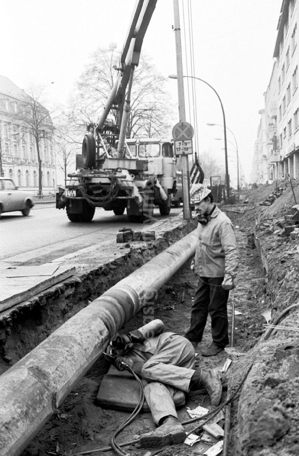 GDR photo archive: Berlin-Prenzlauer Berg - Gaszuleitungsverlegearbeiten in der Greifswalder Str.