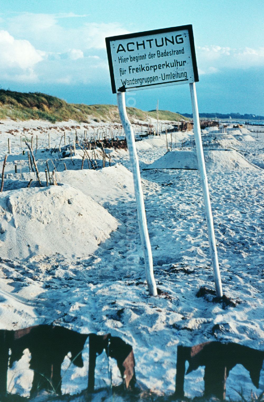 Ibenhorst a. Darß: Warning sign: Caution The bathing beach for nudist culture begins here - hiking groups detour to the sandy beach of the Baltic Sea in Ibenhorst a. Darss, Mecklenburg-Western Pomerania in the territory of the former GDR, German Democratic Republic