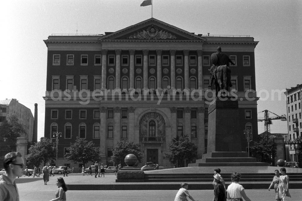 GDR photo archive: Moskau - The building of the Moscow city government in the center of Moscow was once the palace of the Moscow Governor-General. Prior to an equestrian monument to Yury Dolgoruky in which, the founder of Moscow recalls