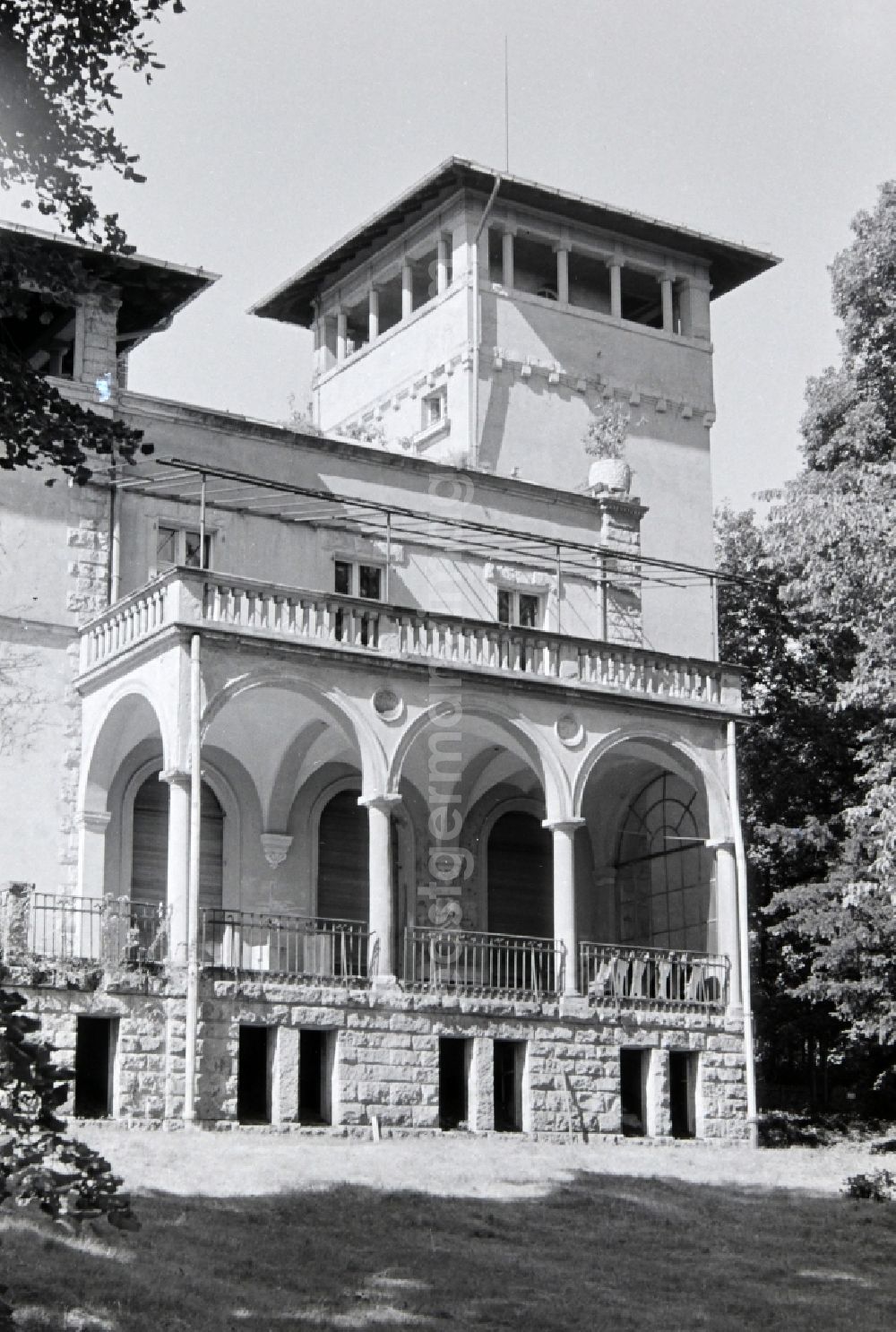 GDR image archive: Potsdam - Facade of the villa Sarre an der Spitzweggasse in the district Babelsberg in Potsdam in the state Brandenburg on the territory of the former GDR, German Democratic Republic