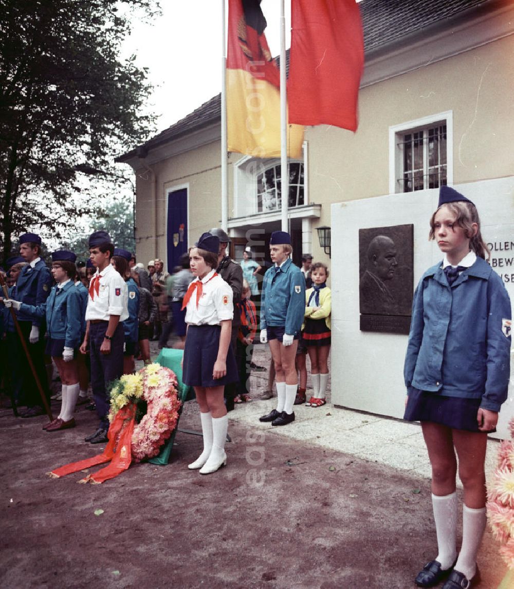 GDR photo archive: Potsdam - Pioniere und NVA Soldaten gedenken zum Todestag von Ernst Thälmann. Pioniere mit Halstuch stehen neben Kränzen und Flagge der DDR vor Gedenktafel mit der Aufschrift Wir wollen treu, fest, stark und siegesbewußt im Handeln sein wie Ernst Thälmann.