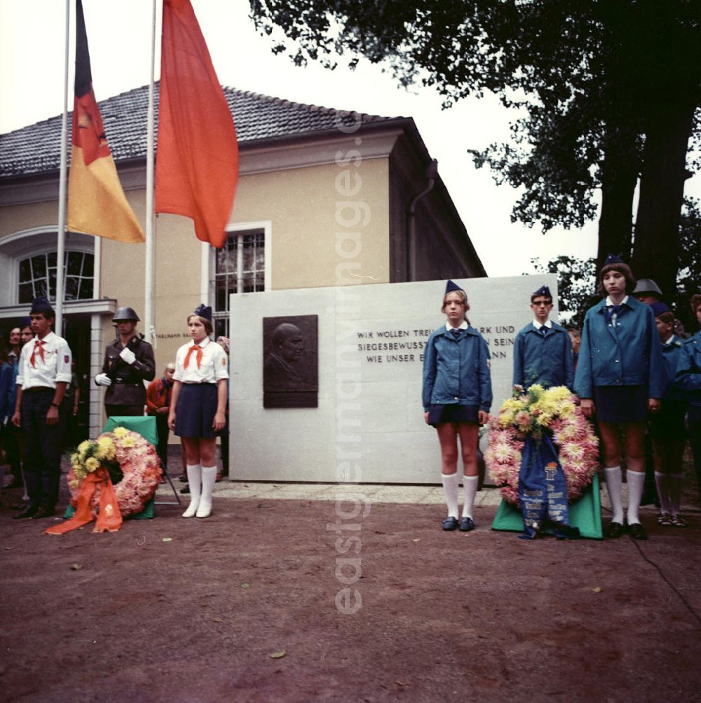 GDR image archive: Potsdam - Pioniere und NVA Soldaten gedenken zum Todestag von Ernst Thälmann. Pioniere mit Halstuch stehen neben Kränzen und Flagge der DDR vor Gedenktafel mit der Aufschrift Wir wollen treu, fest, stark und siegesbewußt im Handeln sein wie Ernst Thälmann