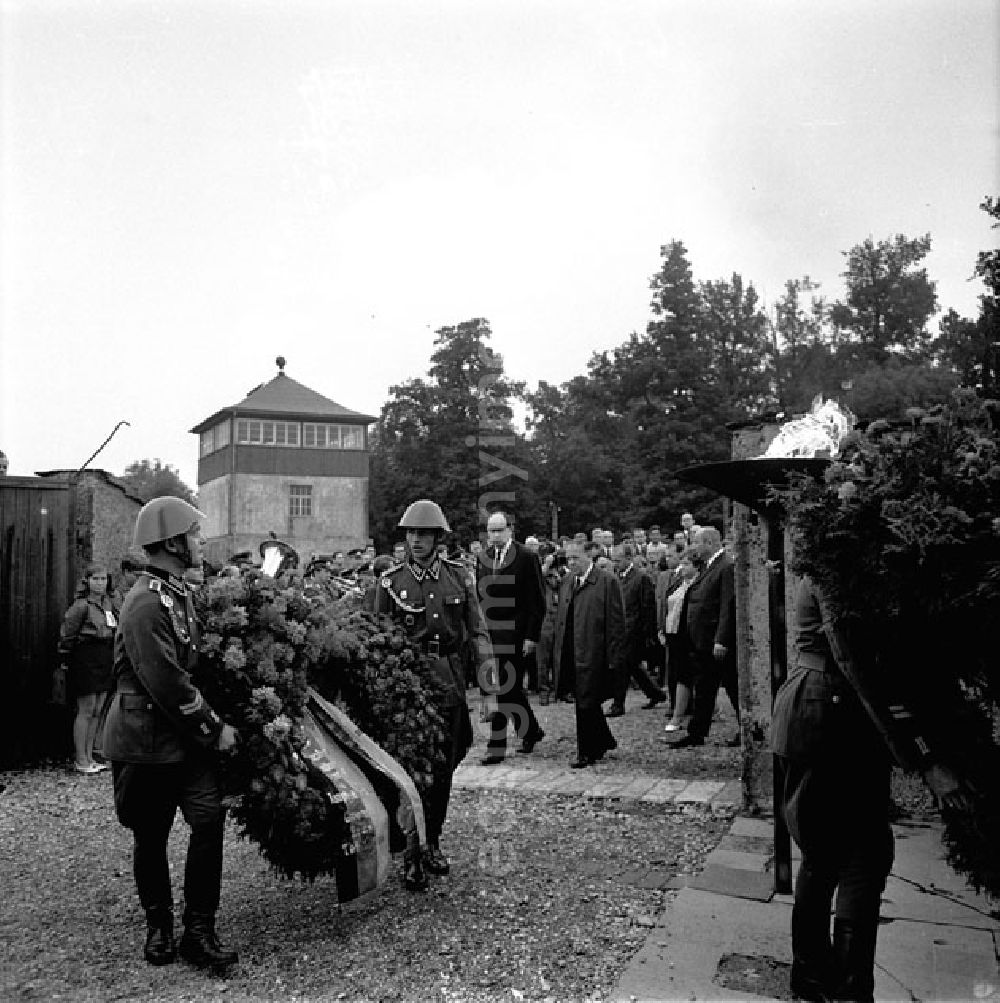 Buchenwald: 16. August 1969 25 Jahre Ermordung von Ernst Thälmann Gedenkfeier in Buchenwald mit Alfred Neumann