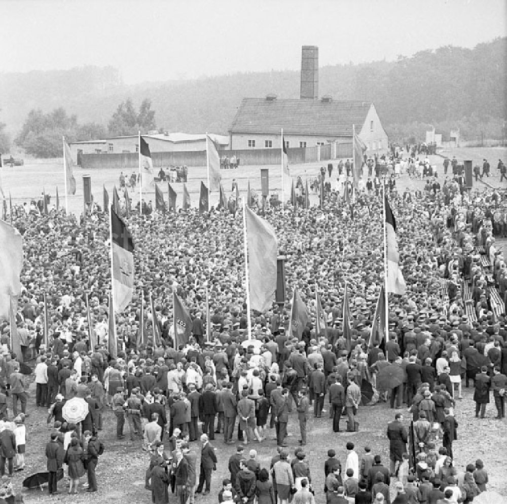 GDR picture archive: Buchenwald - 16. August 1969 25 Jahre Ermordung von Ernst Thälmann Gedenkfeier in Buchenwald mit Alfred Neumann