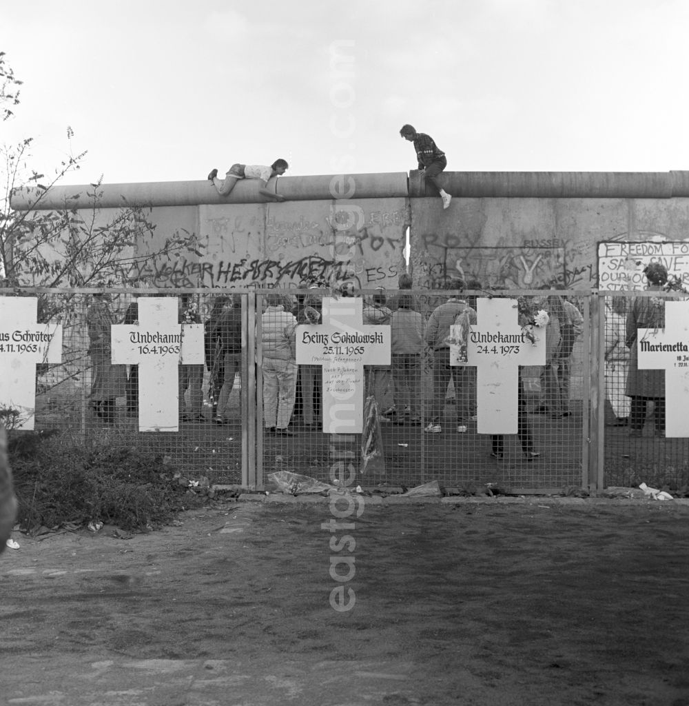GDR image archive: Berlin - Mitte - Memorial crosses for victims Wall in Berlin at the Reichstag shore. South of the Reichstag at the edge of the Tiergarten 15 white crosses representing all victims of the Berlin Wall. In the background is still the Berlin Wall
