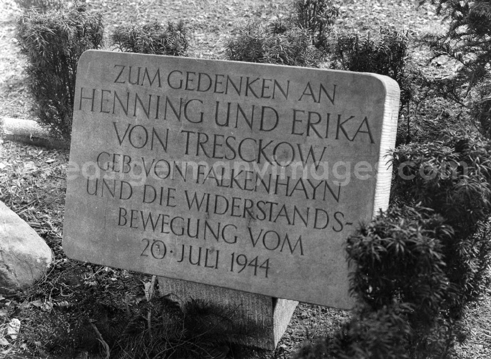 GDR picture archive: Potsdam - Memorial stone for the couple Erika and Henning von Tresckow at the grave site of Falkenhayn on the Bornstedter Cemetery in Potsdam in East Germany