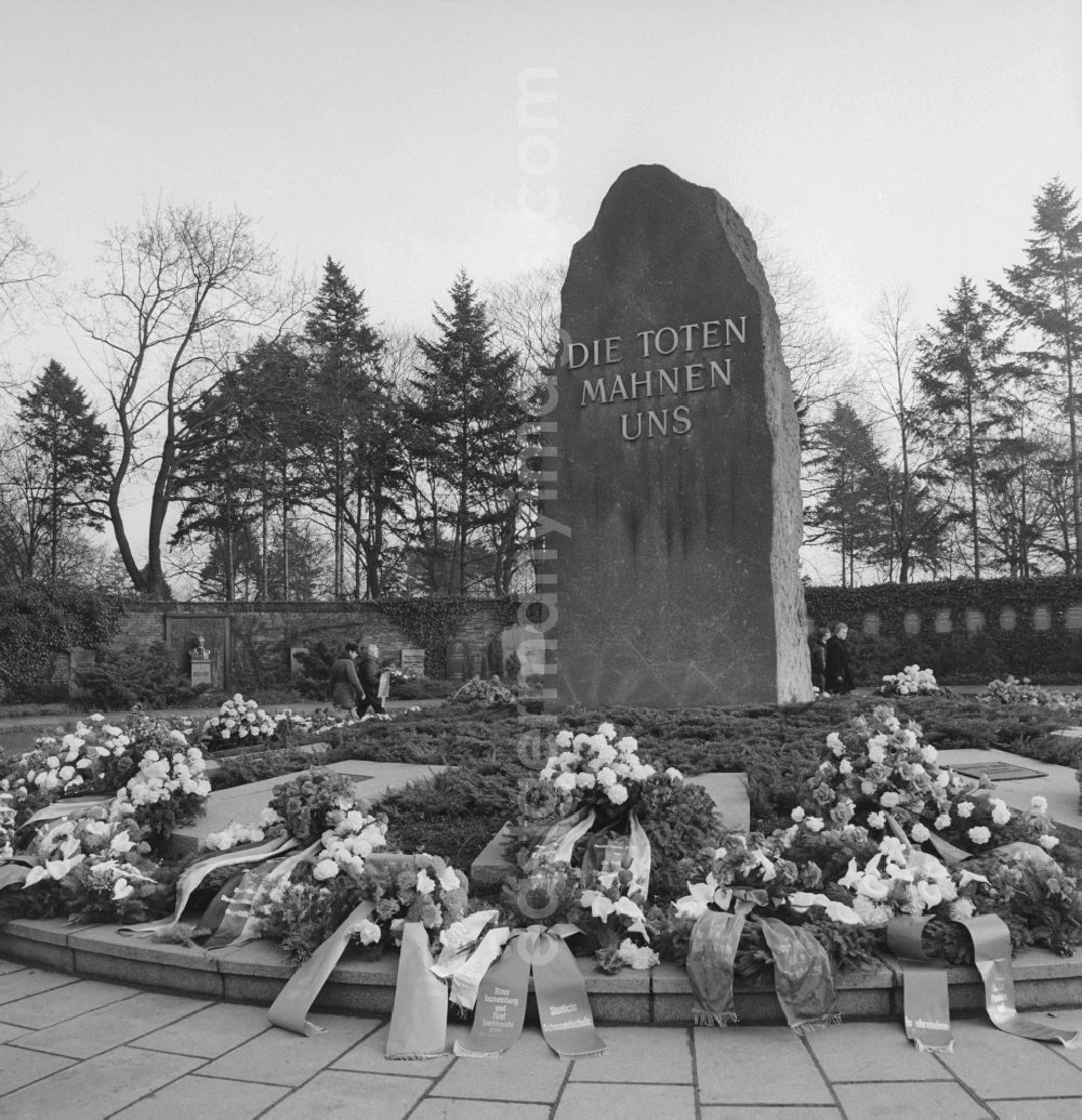 GDR image archive: Berlin - Grounded wreaths at the memorial stone in the cemetery of the Socialists in the Central Cemetery Friedrichsfelde in Berlin-Lichtenberg