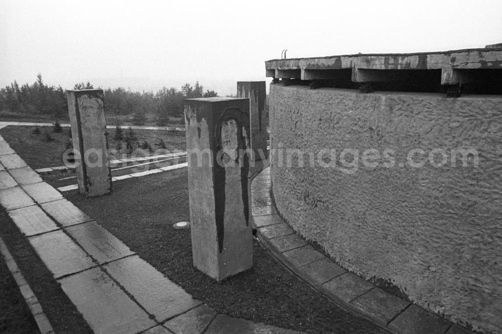 GDR image archive: Wolgograd - Blick auf eine parkartige Anlage mit Steinskulpturen unterhalp der Kuppe vom Mamajew-Hügel in Wolgograd (aucg Wolograd), die meistbesuchte Gedenkstätte in Russland.