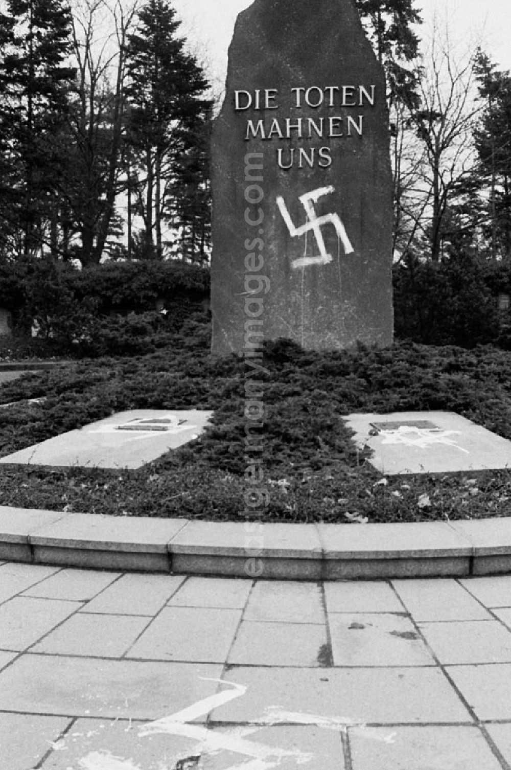 GDR image archive: Berlin / Lichtenberg - Gedenkstätte der Sozialisten in Lichtenberg Frdf. 27.2.92 ND/Lange