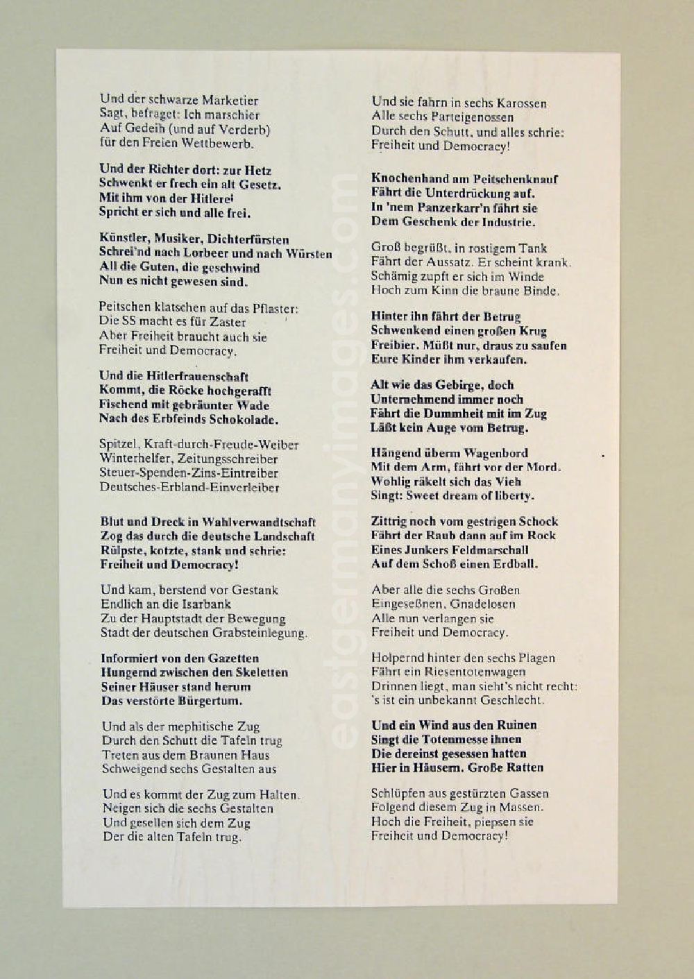Berlin: Gedicht Teil 2 Der Anachronistische Zug oder Freiheit und Democracy von Bertolt Brecht aus dem Jahr 1947, Grundlage für Herbert Sandbergs Zyklus Der anachronistische Zug aus den Jahren 1982/83.