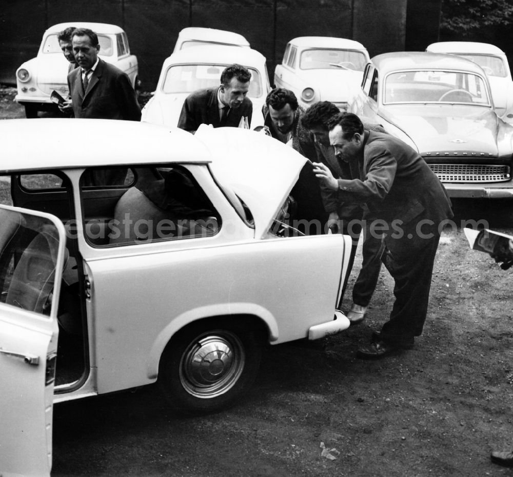 GDR picture archive: Dresden - Bonnet opened for maintenance and repair an einem PKW Trabant P6