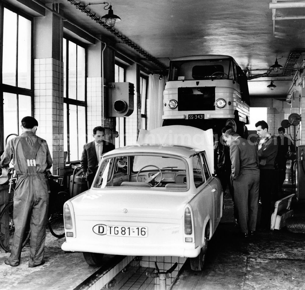 Dresden: Bonnet opened for maintenance and repair an einem PKW Trabant P6