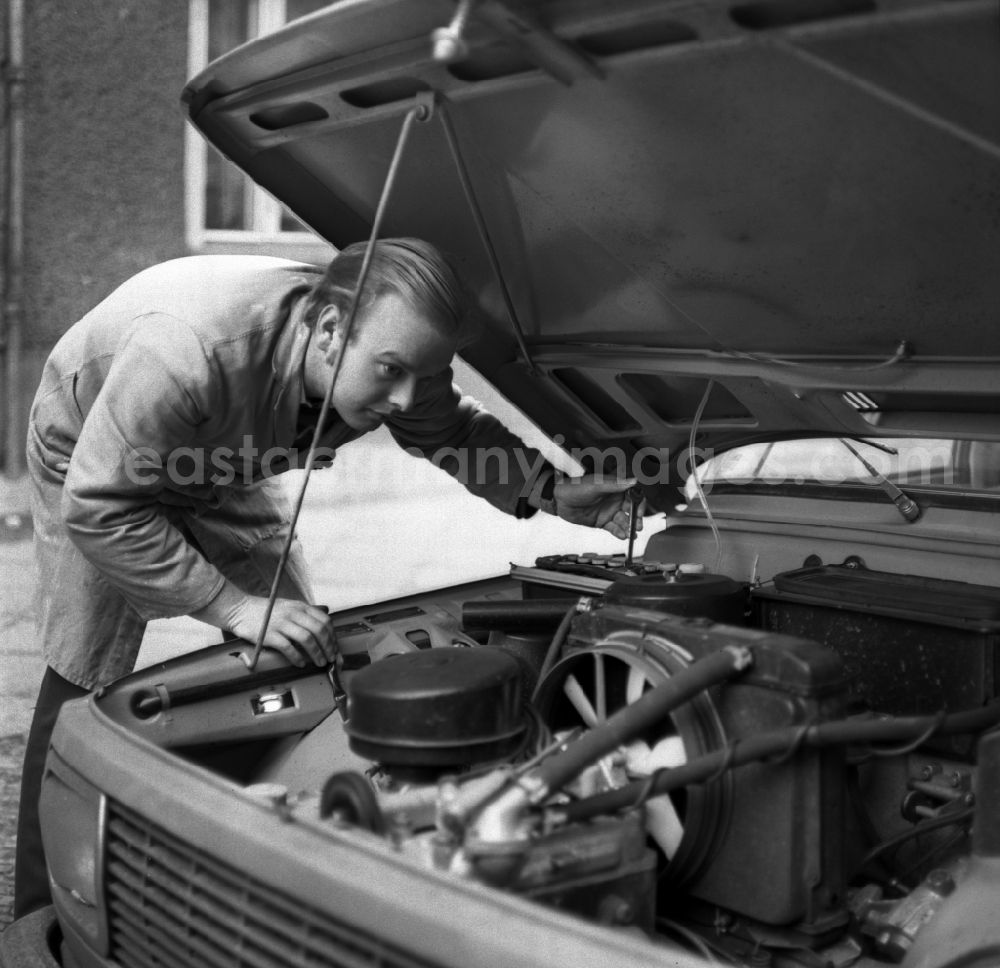 GDR picture archive: Berlin - Bonnet opened for maintenance and repair Wartburg 353 in the district Friedrichshain in Berlin, the former capital of the GDR, German Democratic Republic