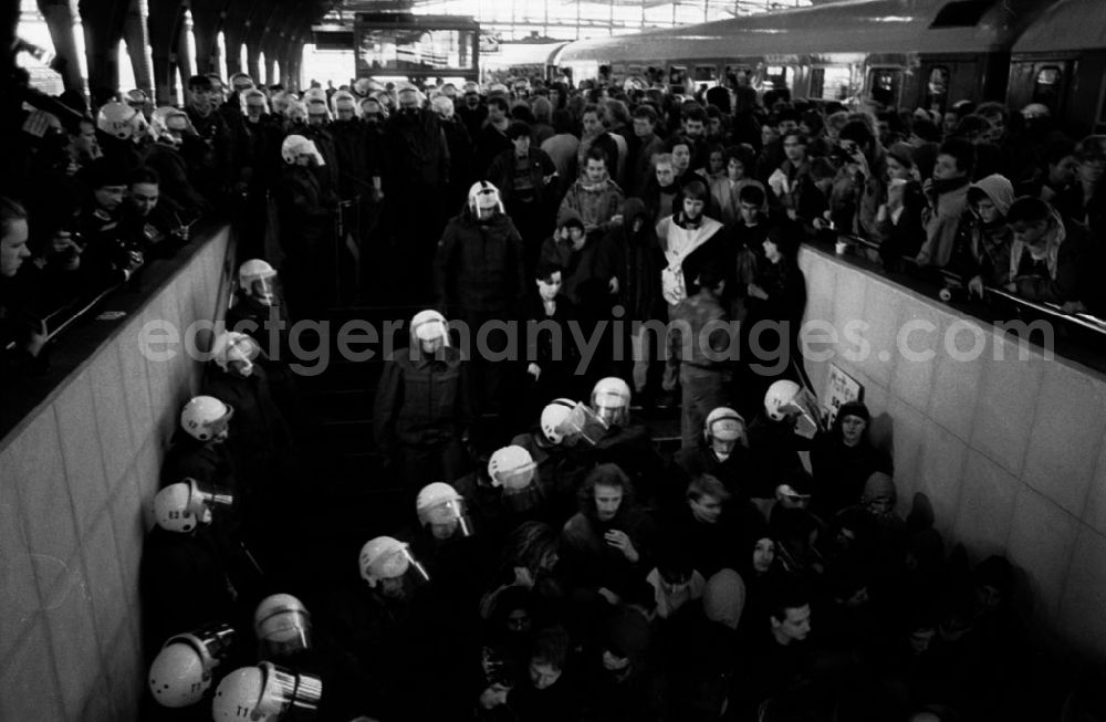 GDR image archive: - Gegen Einzug von Soldaten Zugblockade am Hauptbahnhof in Berlin Umschlagnummer:732