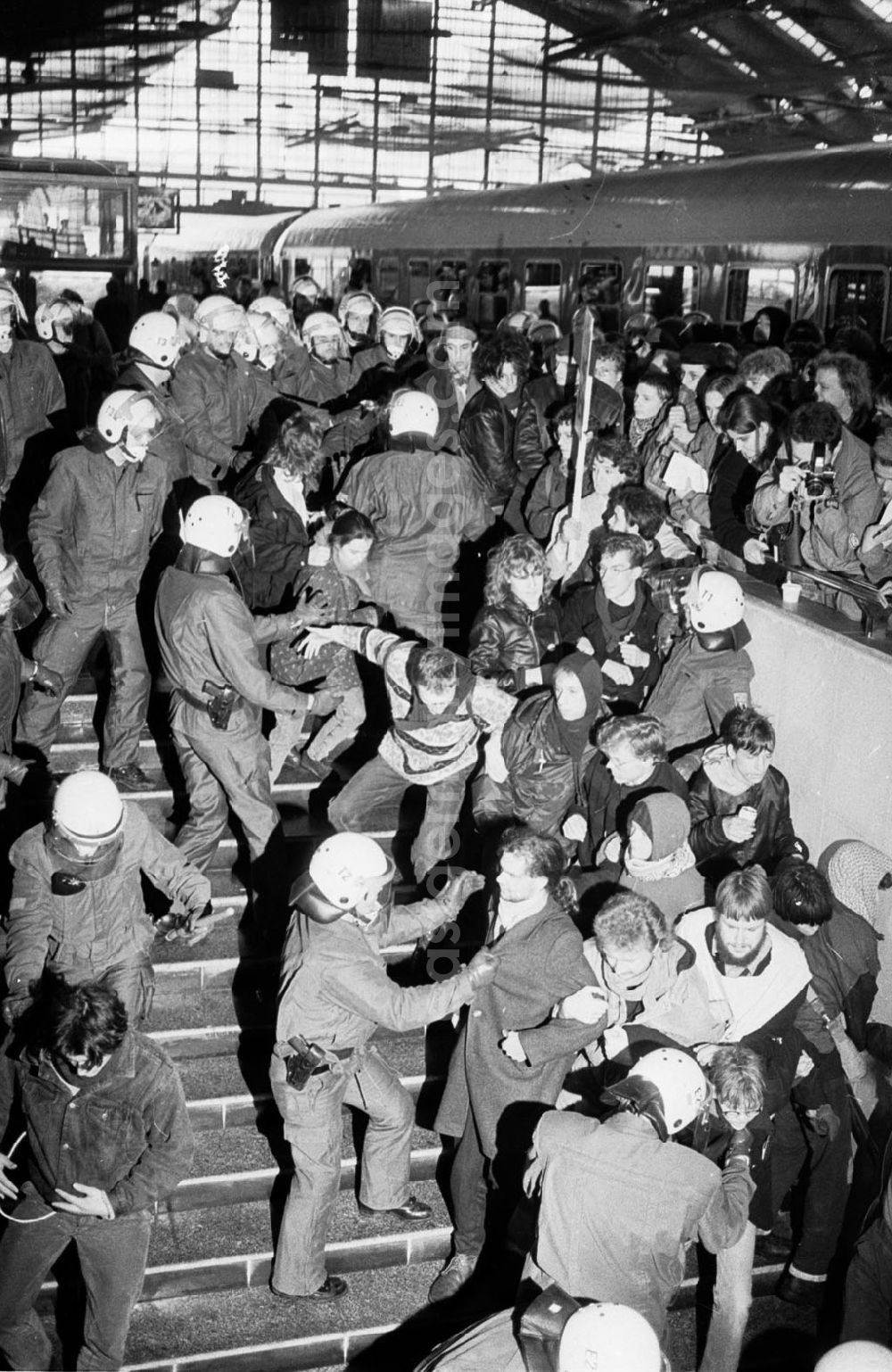 GDR photo archive: - Gegen Einzug von Soldaten Zugblockade am Hauptbahnhof in Berlin Umschlagnummer:732