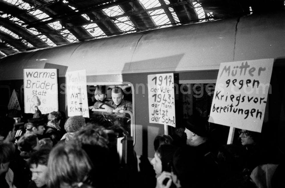 GDR picture archive: - Gegen Einzug von Soldaten Zugblockade am Hauptbahnhof in Berlin Umschlagnummer:732