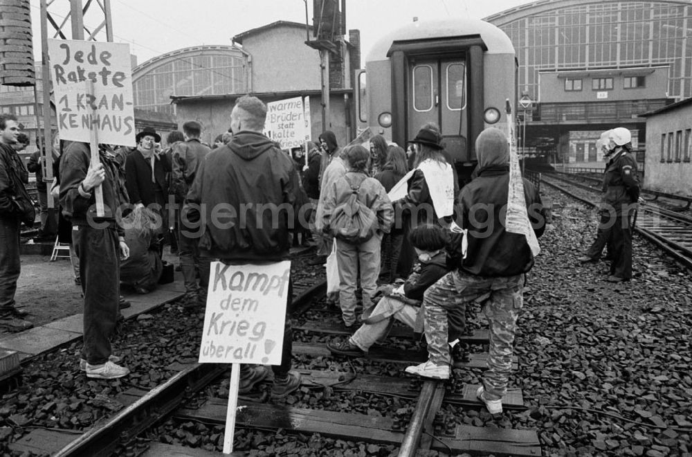 GDR photo archive: - Gegen Einzug von Soldaten Zugblockade am Hauptbahnhof in Berlin Umschlagnummer:732