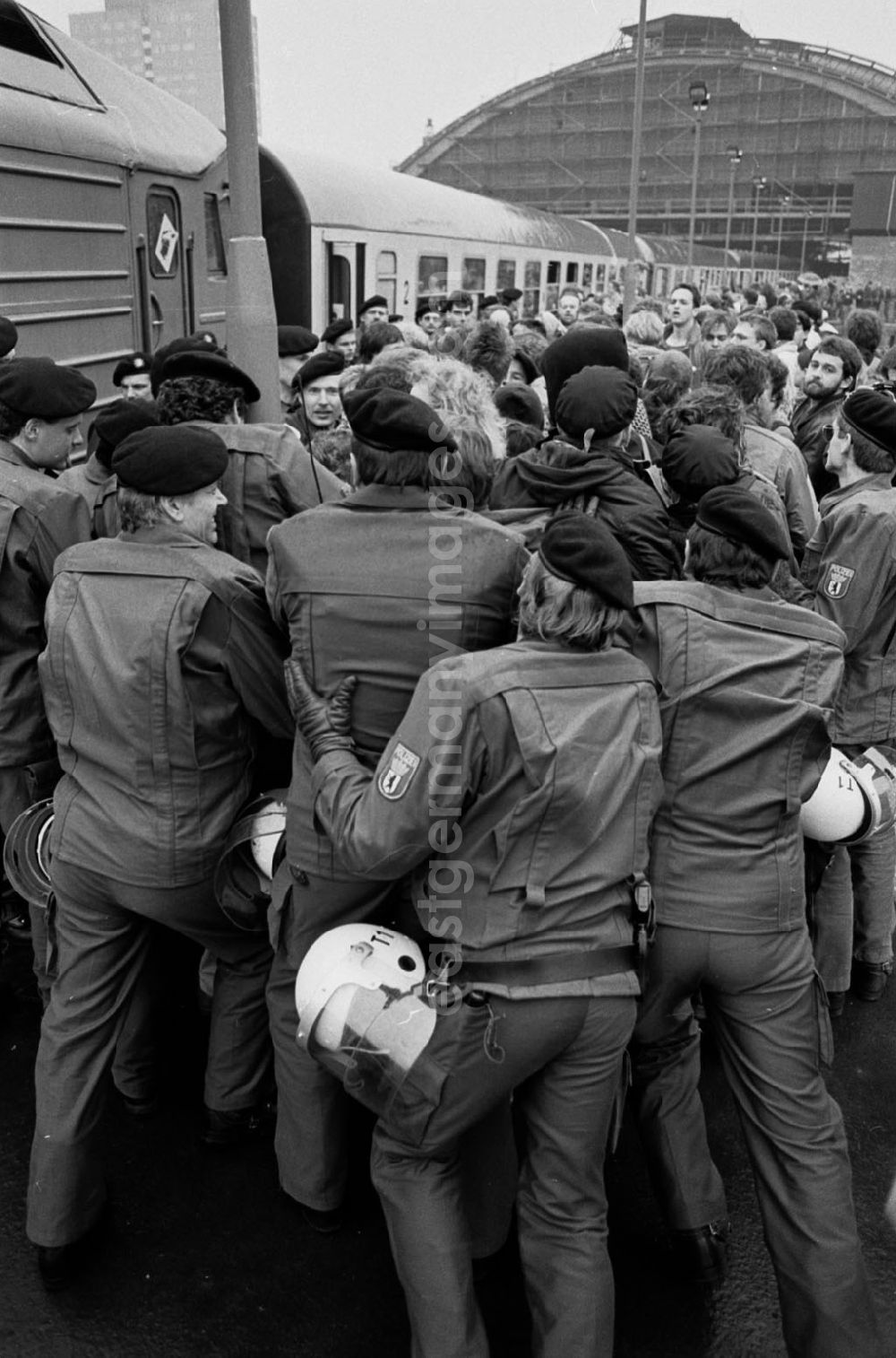 GDR picture archive: - Gegen Einzug von Soldaten Zugblockade am Hauptbahnhof in Berlin Umschlagnummer:732
