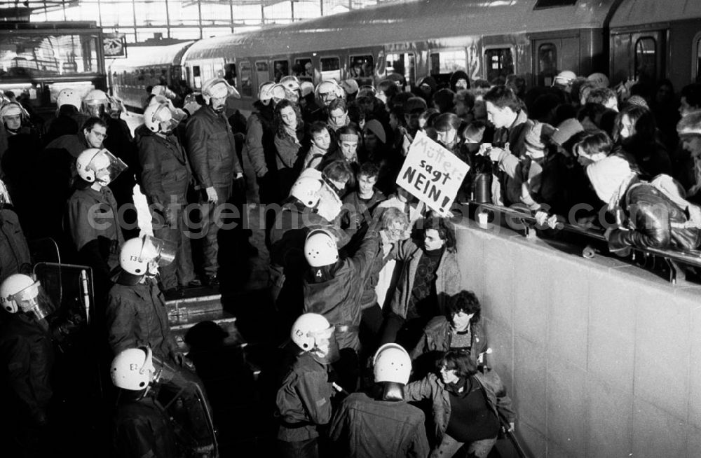 GDR image archive: - Gegen Einzug von Soldaten Zugblockade am Hauptbahnhof in Berlin Umschlagnummer:732