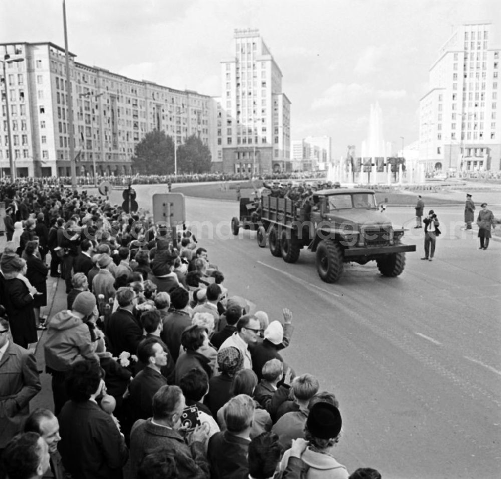 GDR photo archive: Berlin - Tausende Zuschauer beobachten am Strausberger Platz den Abmarsch der Teilnehmer an der Militärparade zum 5