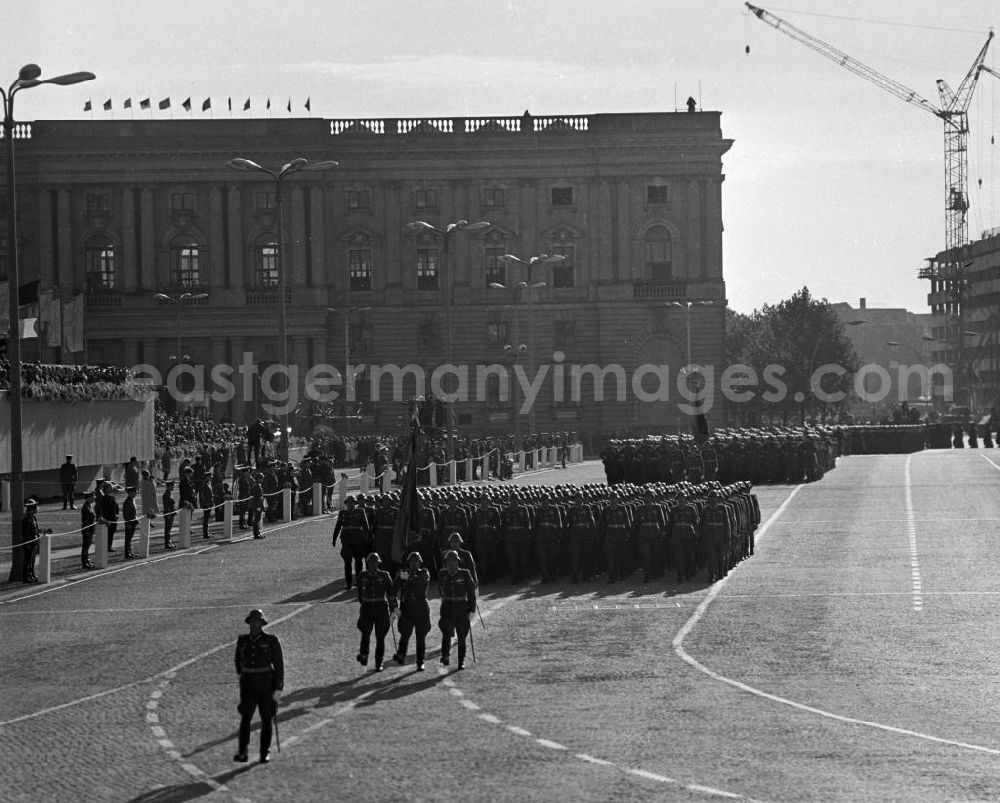 Berlin: Fußtruppen der Volksarmee paradieren auf dem Marx-Engels-Platz. Sie nehmen an der Militärparade zum 5