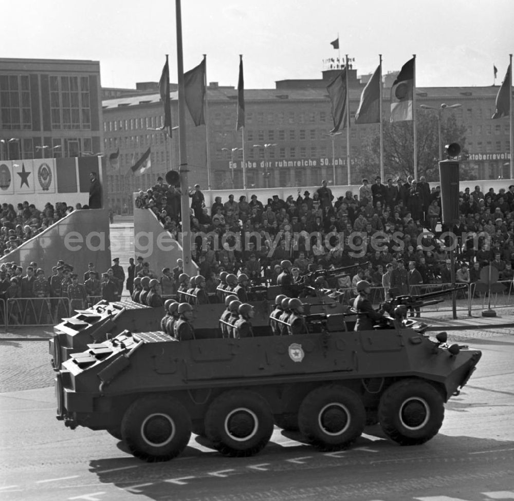 GDR photo archive: Berlin - Schützenpanzer der Sowjetarmee rollen über den Marx-Engels-Platz. Sie nehmen an der Militärparade zum 5