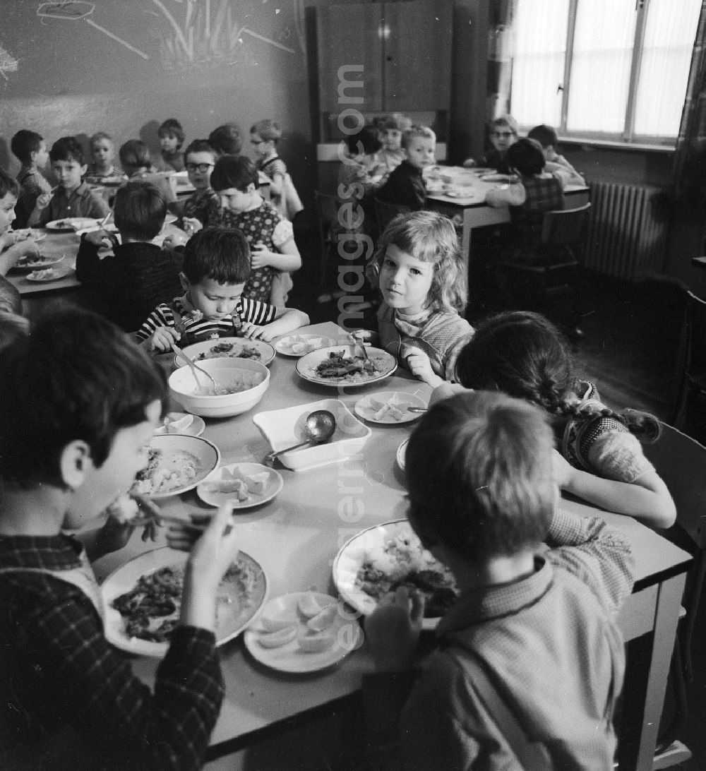 GDR picture archive: Bad Belzig - Common lunch at the child home in Bad Belzig in the federal state Brandenburg in the area of the former GDR, German democratic republic