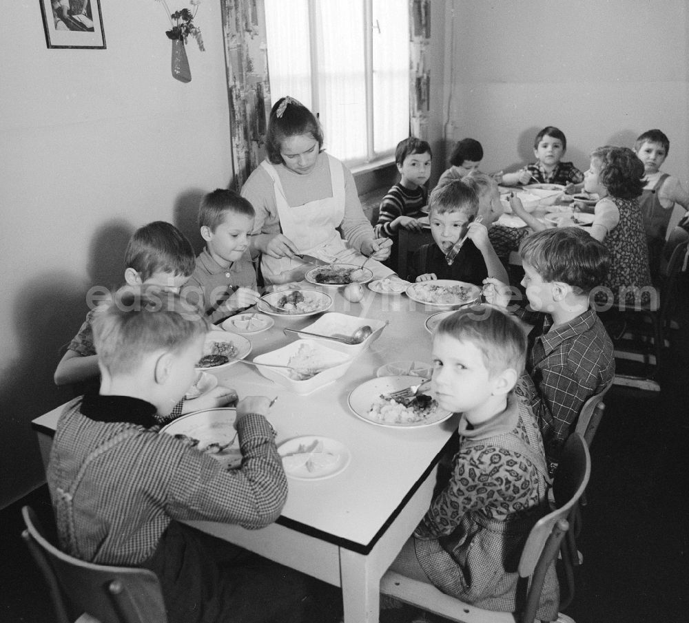 GDR image archive: Bad Belzig - Common lunch at the child home in Bad Belzig in the federal state Brandenburg in the area of the former GDR, German democratic republic