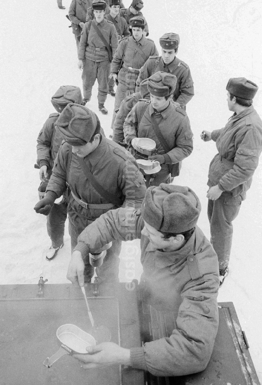 Königs Wusterhausen: Communal catering during a manoeuvre, in winter from the goulash cannon, the 2nd news regiment of the NVA in Wernsdorf in Koenigs Wusterhausen in the federal state Brandenburg in the area of the former GDR, German democratic republic