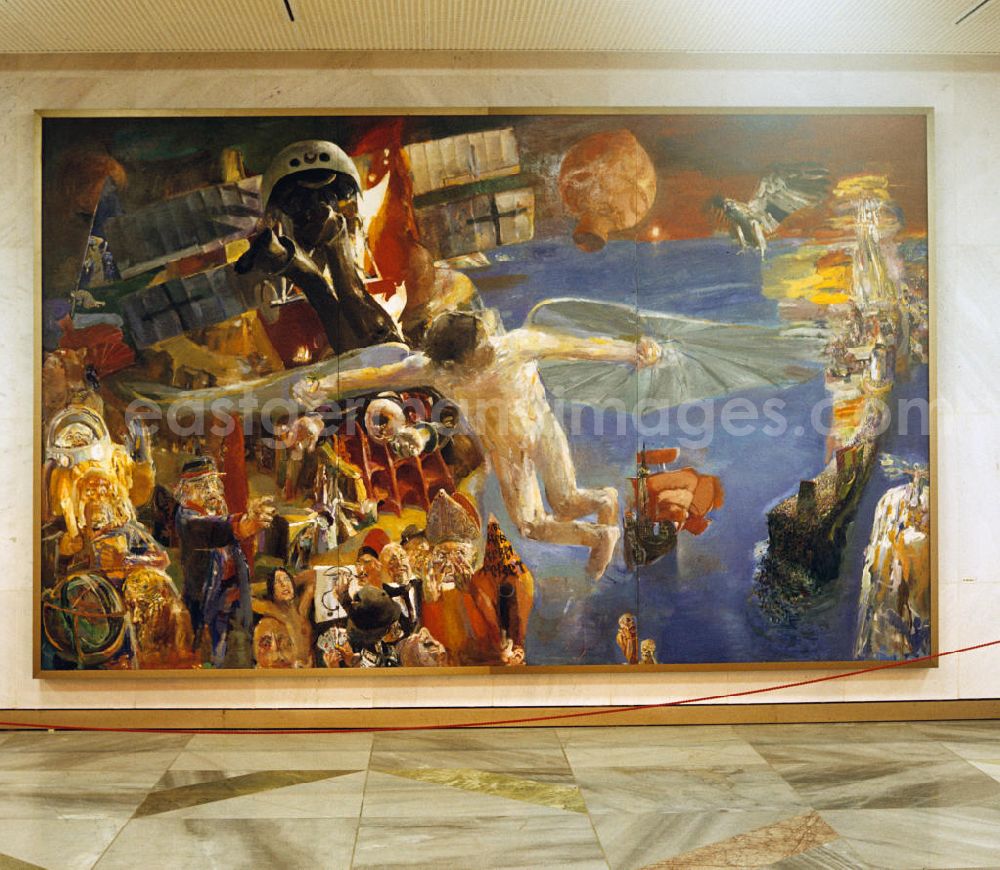 Berlin: In den Foyers des Palastes der Republik in Berlin hängen mehrere großformatige Gemälde von 16 prominenten Künstlern und Malern der DDR, viele im Stil des Sozialistischen Realismus. Hier Blick auf das Wandbild Ikarus von Bernhard Heisig.