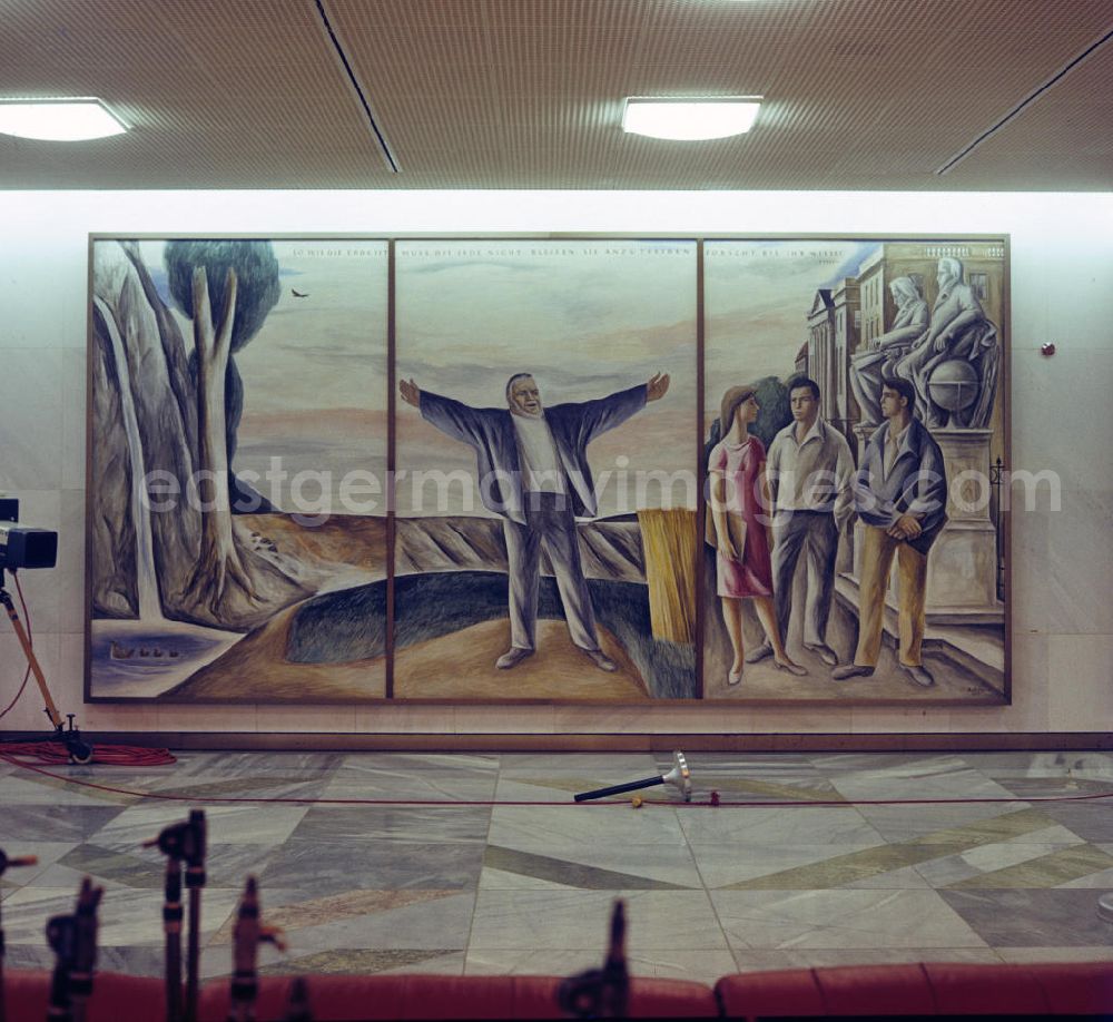 GDR picture archive: Berlin - In den Foyers des Palastes der Republik in Berlin hängen mehrere großformatige Gemälde von 16 prominenten Künstlern und Malern der DDR, viele im Stil des Sozialistischen Realismus. Hier Blick auf das Wandbild Forscht, bis ihr wißt von Arno Mohr.