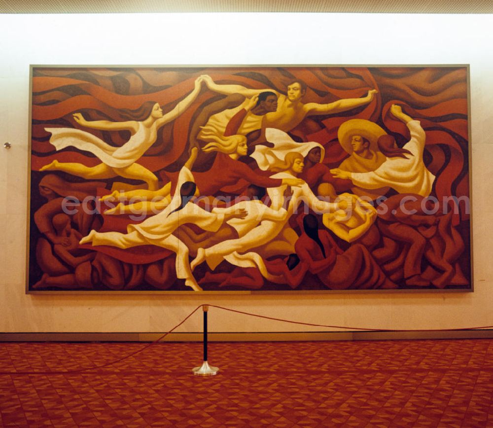 Berlin: In den Foyers des Palastes der Republik in Berlin hängen mehrere großformatige Gemälde von 16 prominenten Künstlern und Malern der DDR, viele im Stil des Sozialistischen Realismus. Hier Blick auf das Wandbild Weltjugendlied von Lothar Zitzmann.