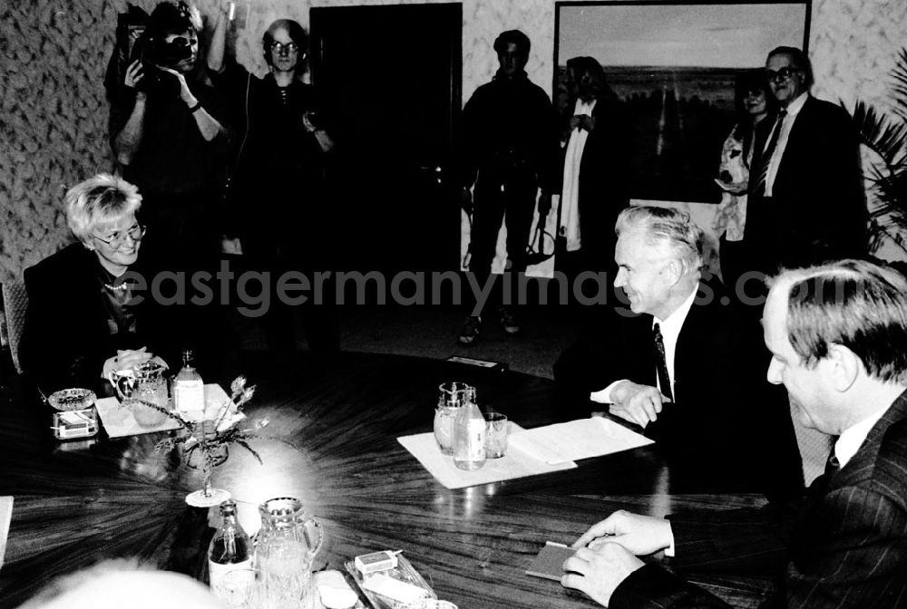 GDR picture archive: unbekannt - Gen. Modrow empf. Bürgermeister von Hamburg und BRD Bauministerin Hasselfeld 05.01.9