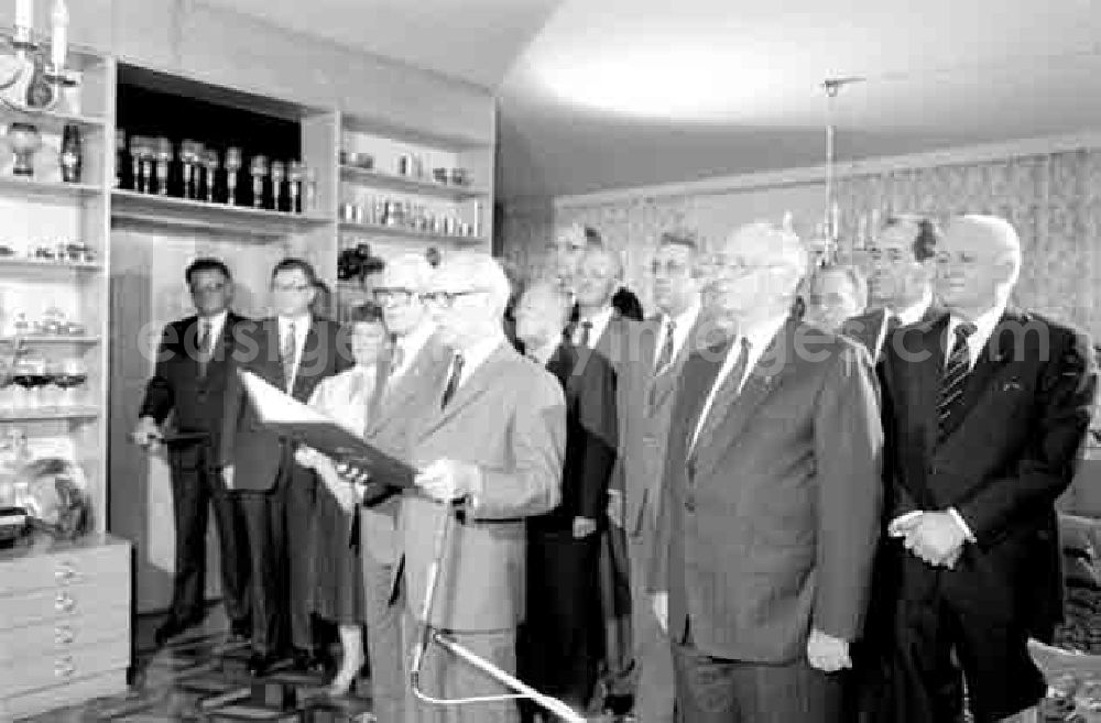 GDR photo archive: Berlin - 28.03.1987 Gen. Erich Honecker überbringt Glückwünsche zum 6